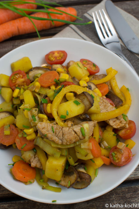 Bunte Lauch-Kartoffelpfanne mit Schnitzelstreifen