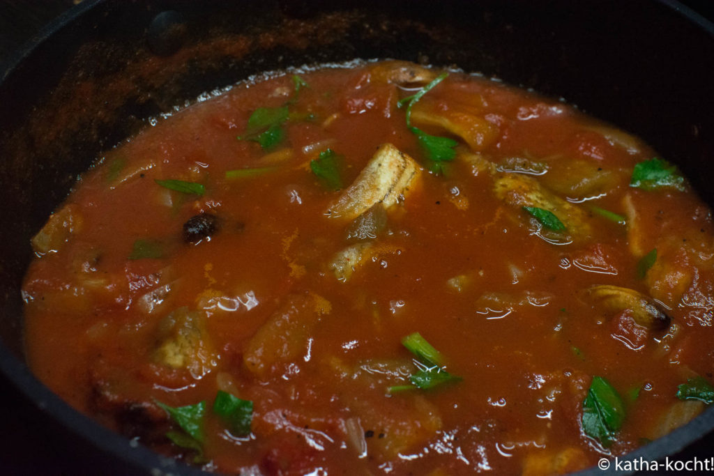 Cremige Tomatensuppe mit Aubergine und Hähnchen - Katha-kocht!