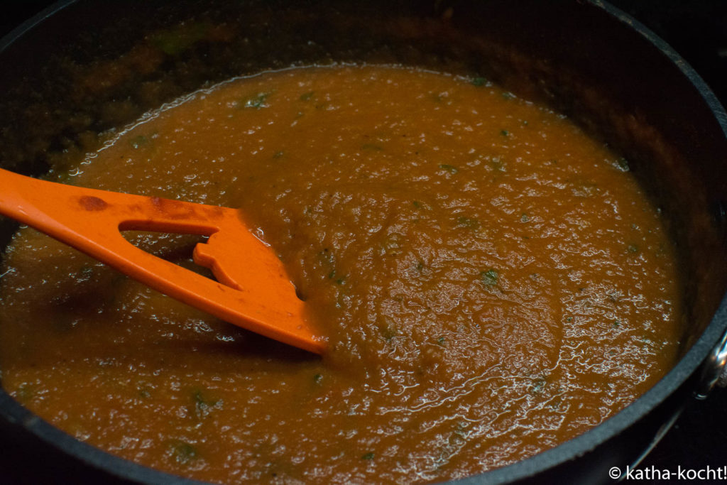 Cremige Tomatensuppe mit Aubergine und Hähnchen - Katha-kocht!