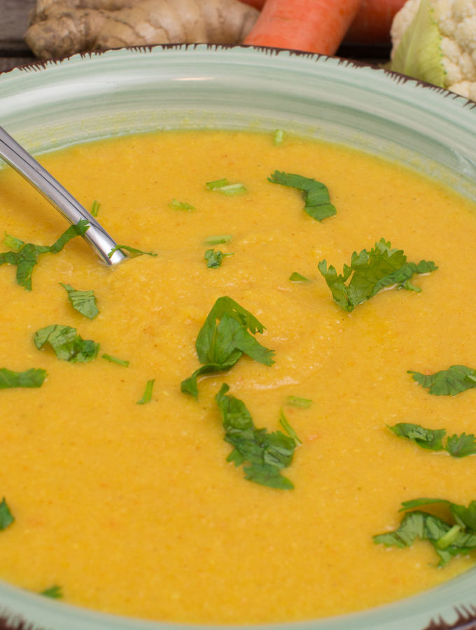 Cremige rote Linsen-Blumenkohlsuppe mit Ingwer und Limette