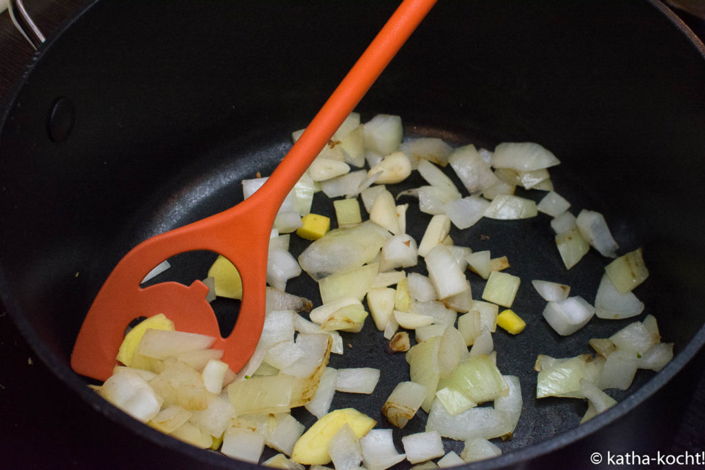 Cremige rote Linsen-Blumenkohlsuppe mit Ingwer und Limette