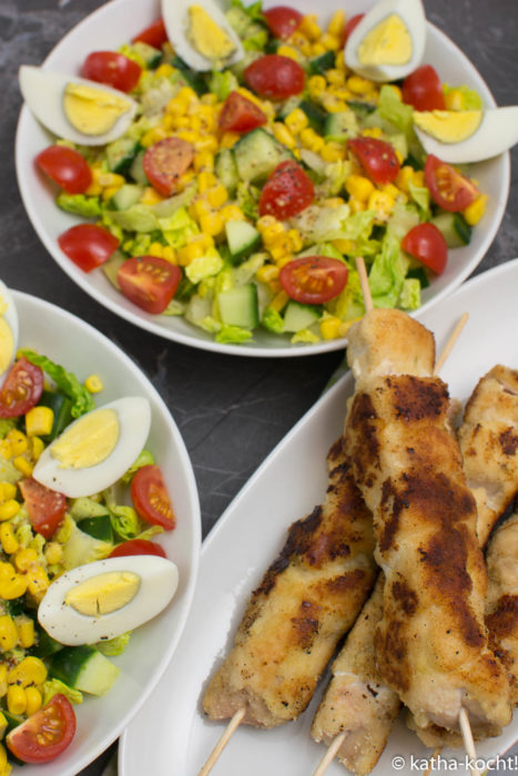 Knackiger bunter Salat mit Nugget-Spießen