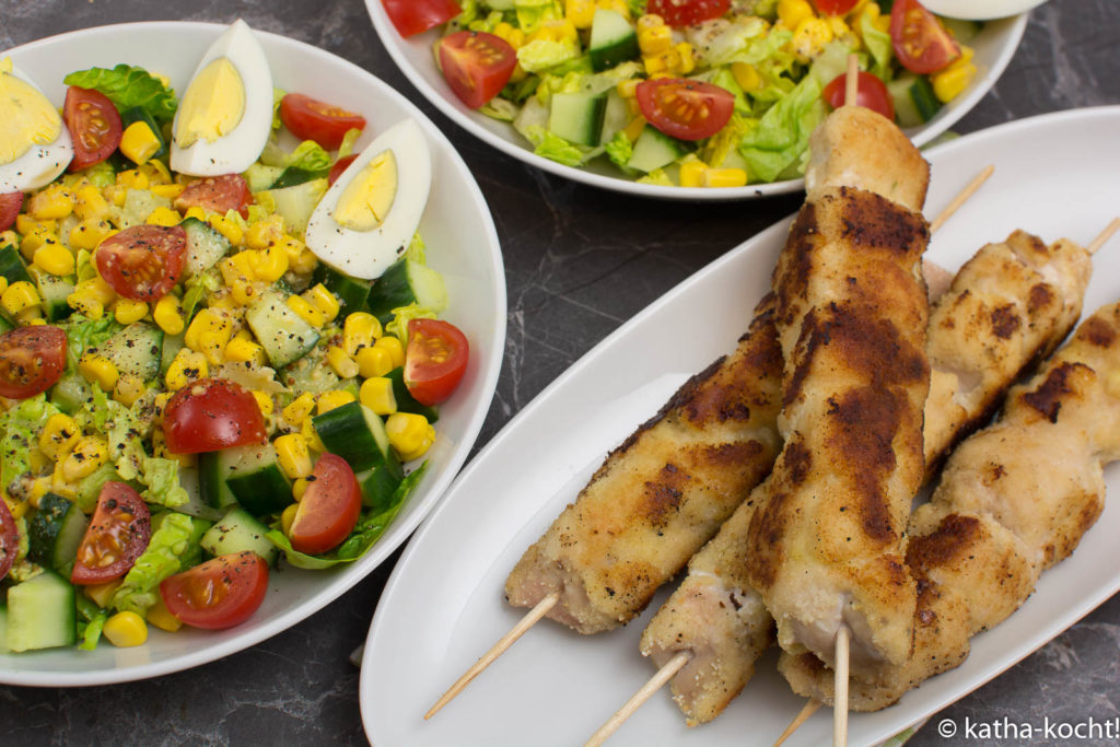 Knackiger bunter Salat mit Nugget-Spießen