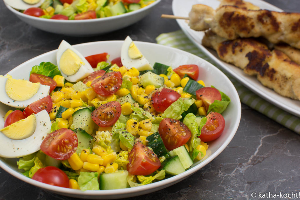 Knackiger bunter Salat mit Nugget-Spießen