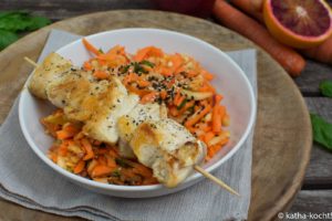 Leichter Karotten-Rohkostsalat mit Hähnchenspießen