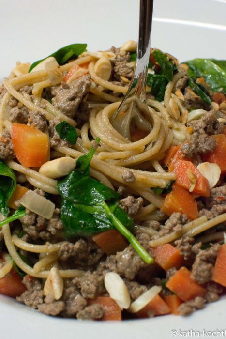 Spaghetti mit Tartar und buntem Gemüse