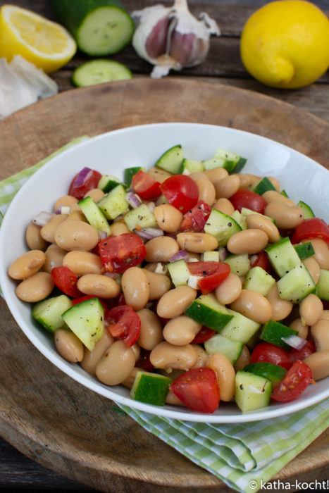 Frischer Bohnensalat mit Gurke und Tomate