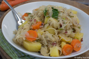 Sauerkrautpfanne mit Speck und Karotten Sauerkrautpfanne mit Speck und Kartoffeln