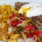 Bauernfrühstück mit Kalbssteak und pochiertem Ei