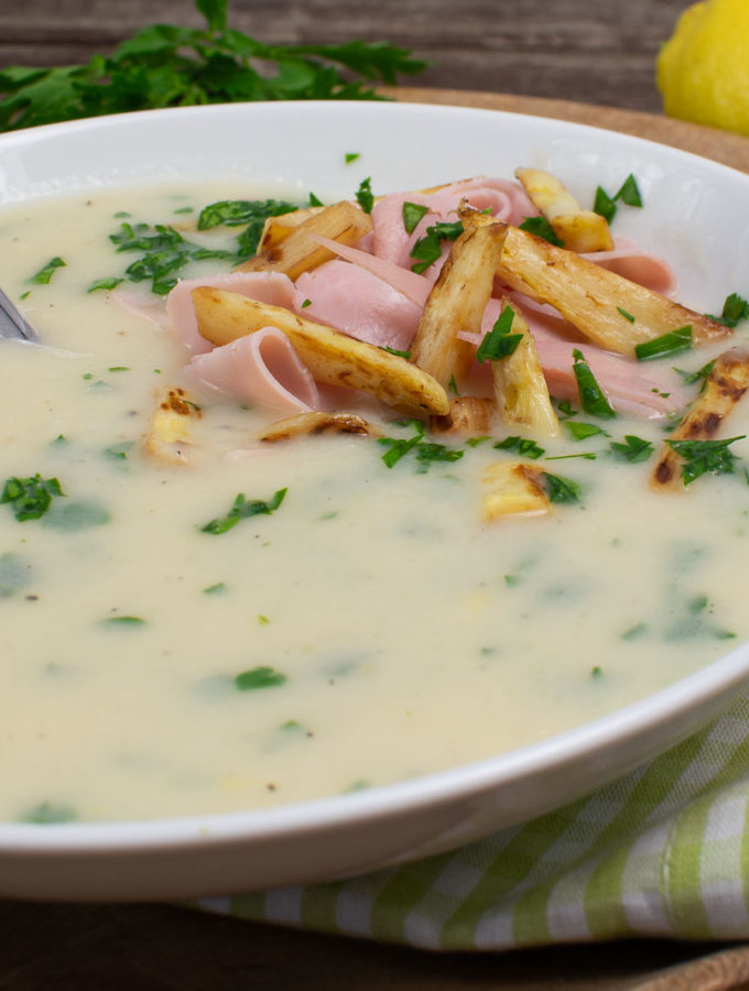 Leichte Spargelcremesuppe mit Kochschinken