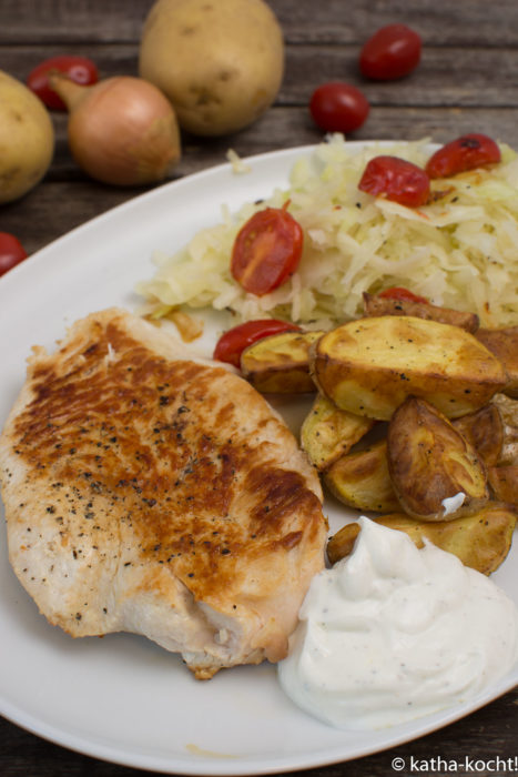 Putenschnitzel mit Krautsalat und Kartoffeln