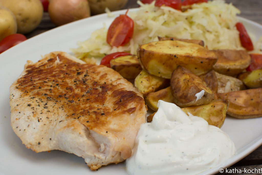 Putenschnitzel mit Krautsalat und Kartoffeln