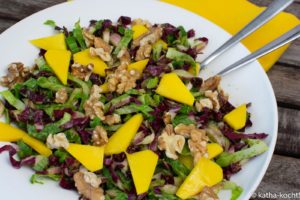 Radicchio-Mangosalat mit Walnüssen Radicchio-Mango Salat mit Walnüssen
