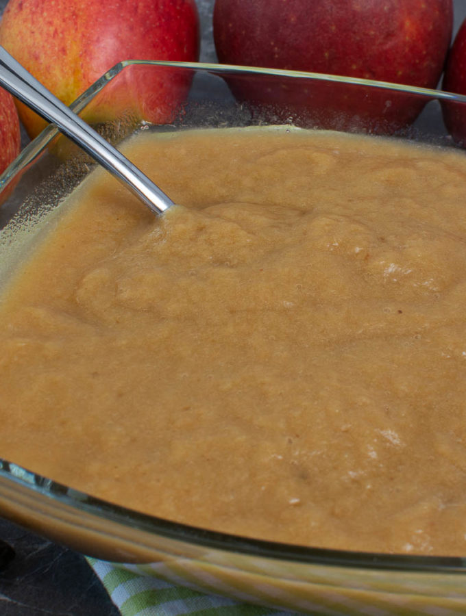 Apfel-Rhabarbermus mit Tonkabohne aus dem Backofen