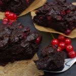 Super schokoladige Johannisbeer-Brownies ohne Ei