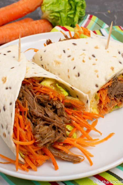 Pulled Beef Wrap mit knackigem Salat und Senfdressing