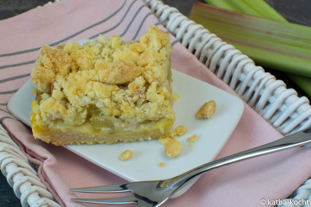 Rhabarber-Streuselkuchen mit Puddingfüllung und Streuselboden