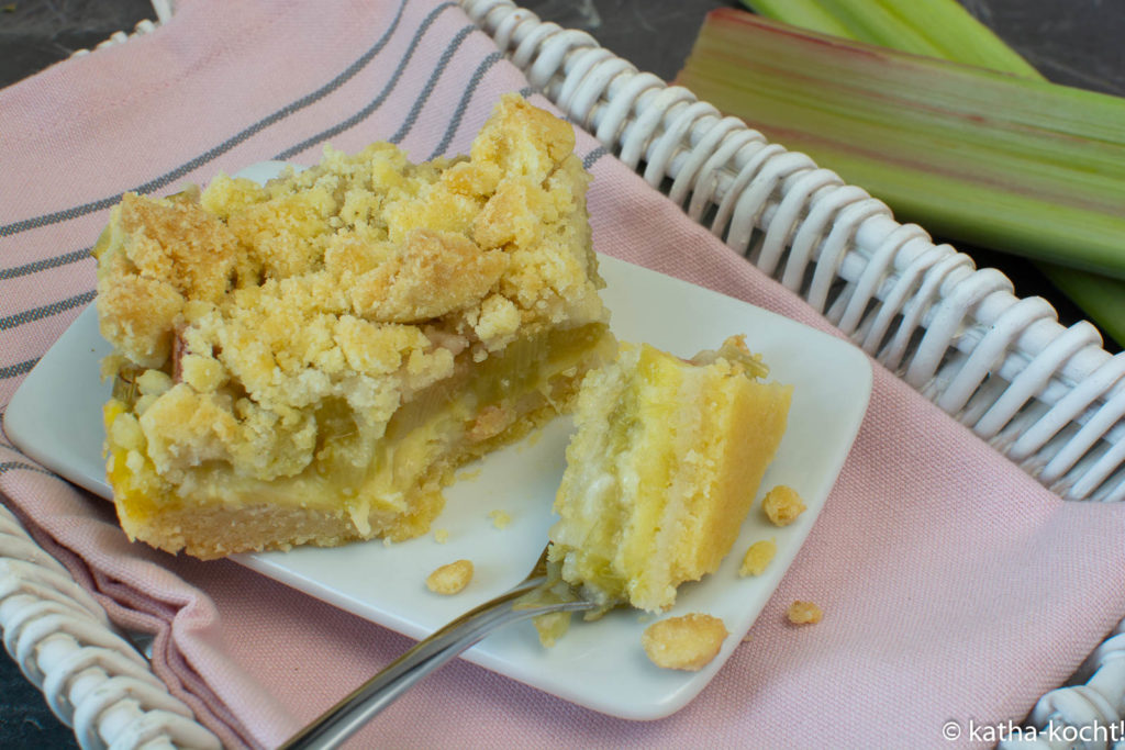 Rhabarber-Streuselkuchen mit Puddingfüllung