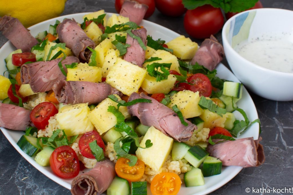 Roastbeef mit Ananas auf Bulgursalat