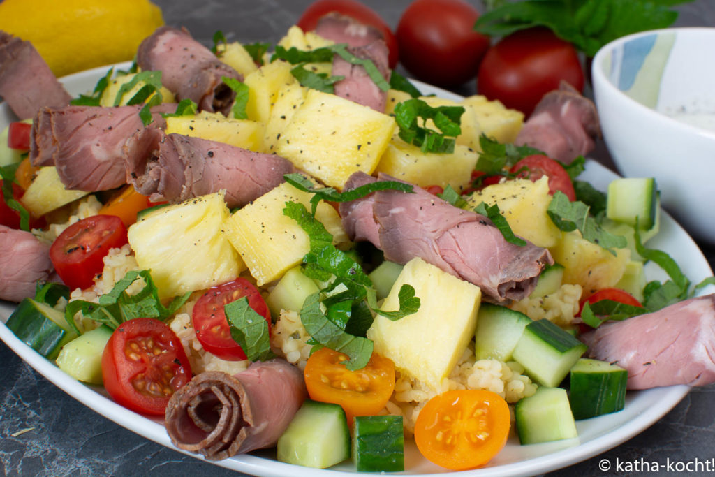 Roastbeef mit Ananas auf Bulgursalat