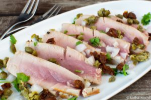 Kurz gebratener Thunfisch mit Tomaten und Kapern