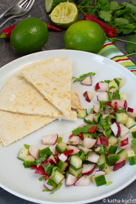 Schafskäse-Tortillas mit Gurke-Radieschensalat