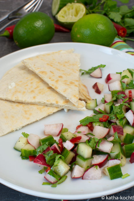 Schafskäse-Tortillas mit Gurke-Radieschensalat