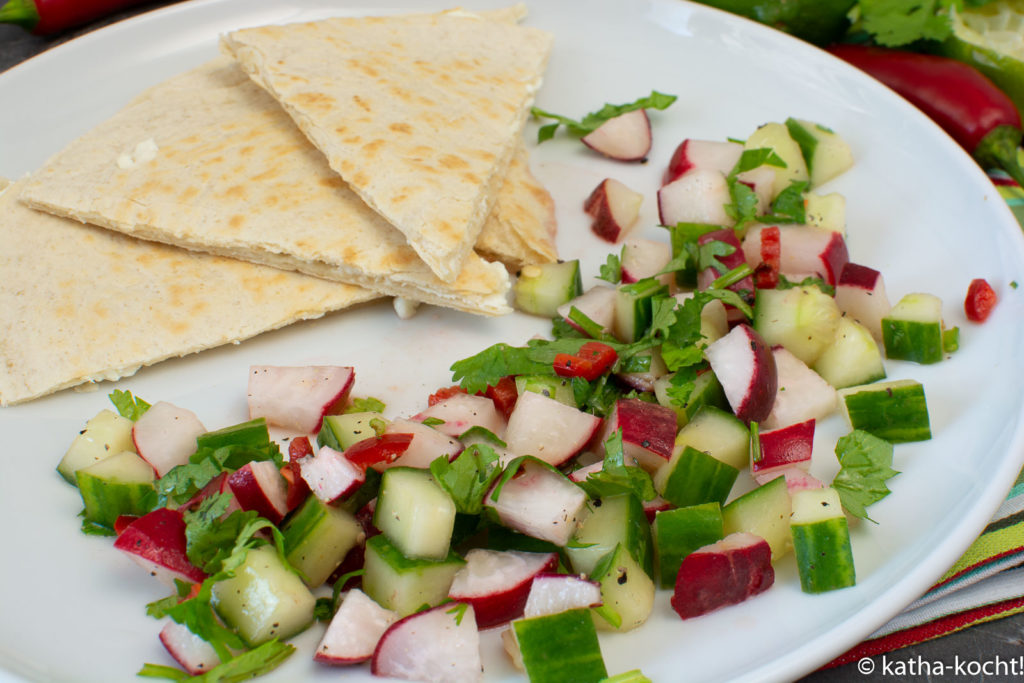 Schafskäse-Tortillas mit Gurke-Radieschensalat