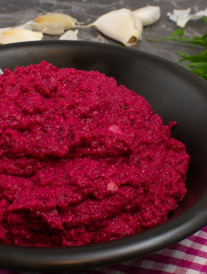 Rote Bete-Kichererbsenmus mit Joghurt und Estragon