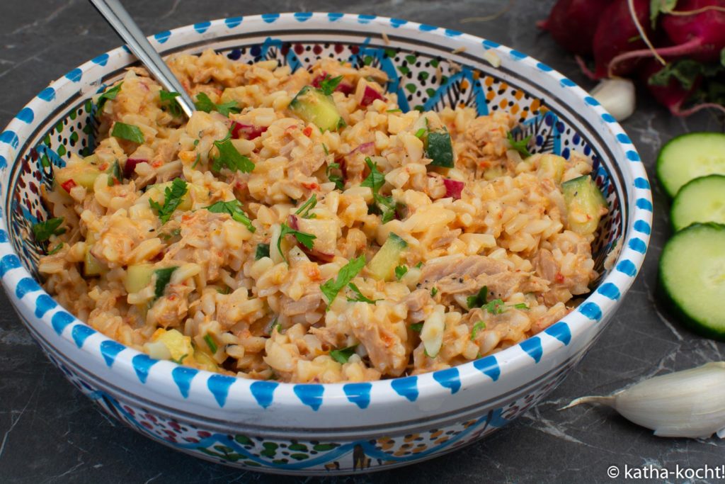 Thunfisch-Kritharakisalat mit Gurke und Radieschen