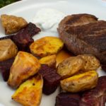 Rinderfilet mit roter Bete und Kartoffelspalten