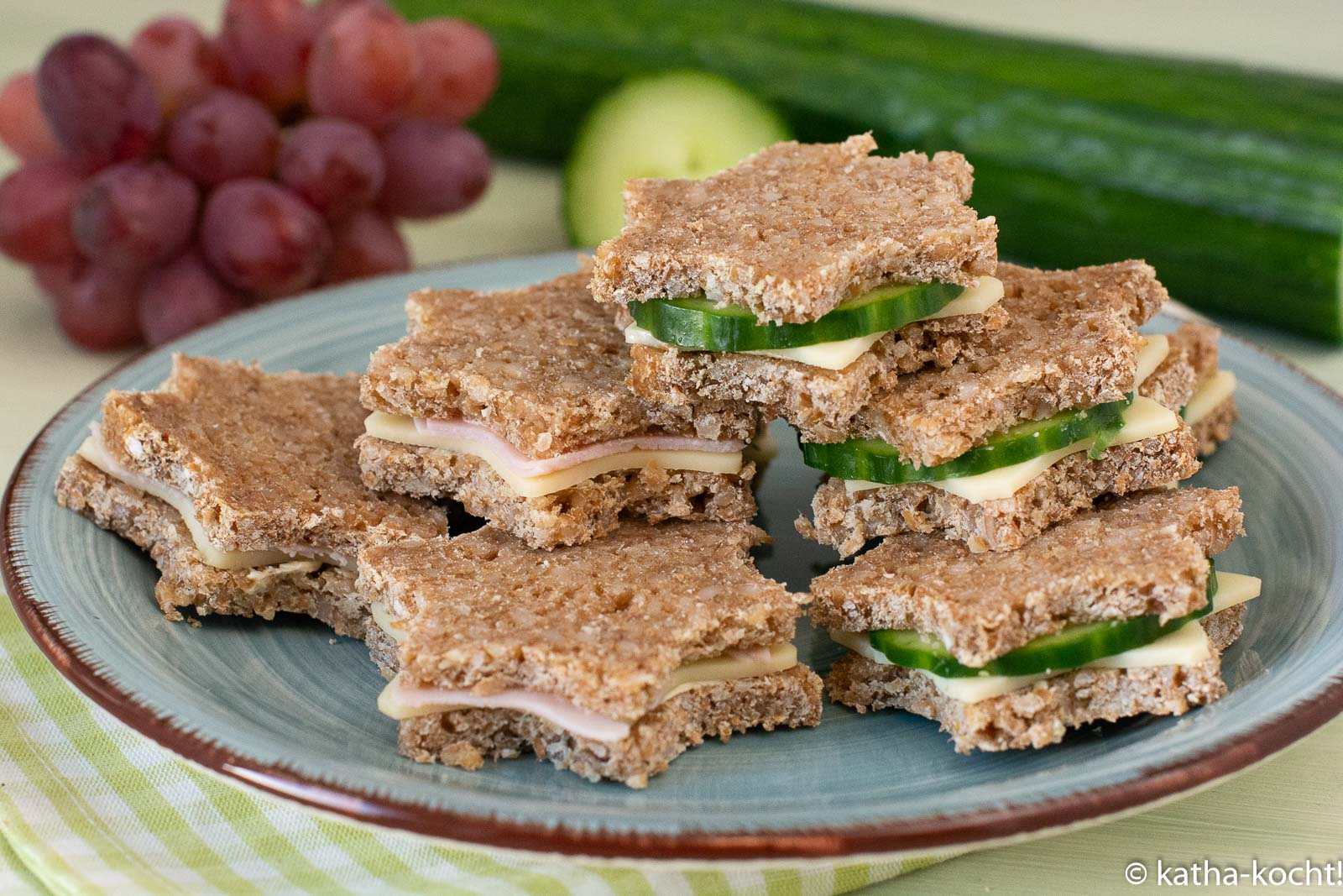 Schnelle Brotsterne mit Käse und Wurst - Katha-kocht!