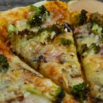 Salamipizza mit Brokkoli und Pilzen