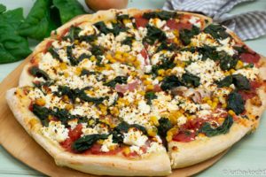 Salamipizza mit Spinat und Schafskäse