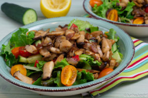 Bunter Salat mit gebratenen Kräuterseitlingen