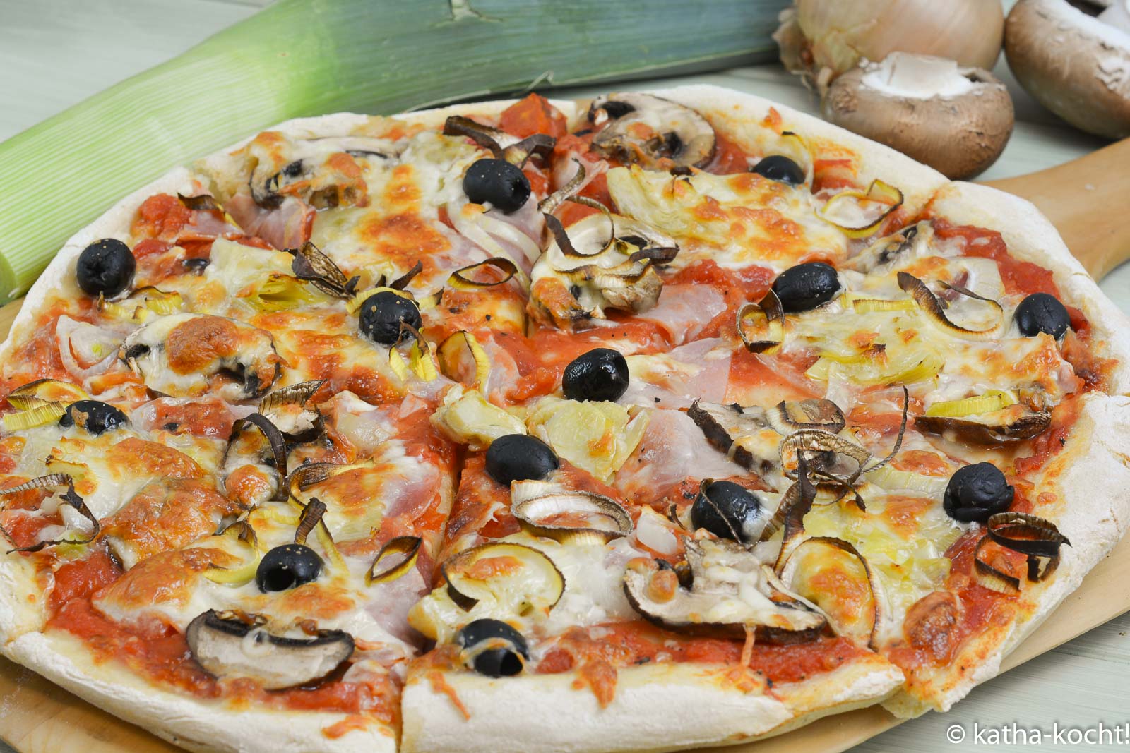 Salami-Schinken Pizza mit Artischocken und Oliven - Katha-kocht!
