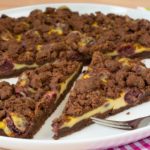 Schokoladiger Streuselkuchen mit Pudding und Kirschen