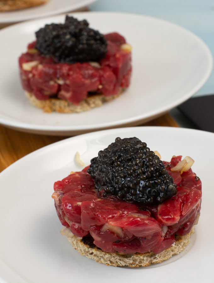 Attilus Kaviar auf Dry Aged Beef Tartar