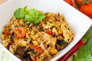 Rührei mit Tomaten und Basilikum