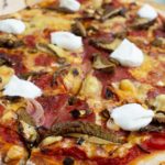 Salamipizza mit Maronen und Creme fraîche