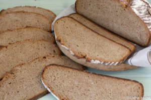 Sauerteigbrot mit Hafermehl aus dem Topf Sauerteigbrot mit Hafermehl aus dem Topf