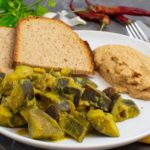 Auberginen-Kokos-Curry mit Hummus und Brot