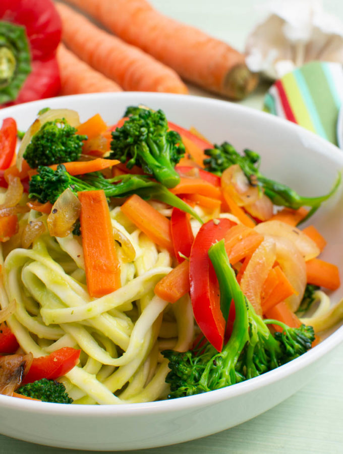 Soba-Nudeln mit Avocado-Gemüsesauce