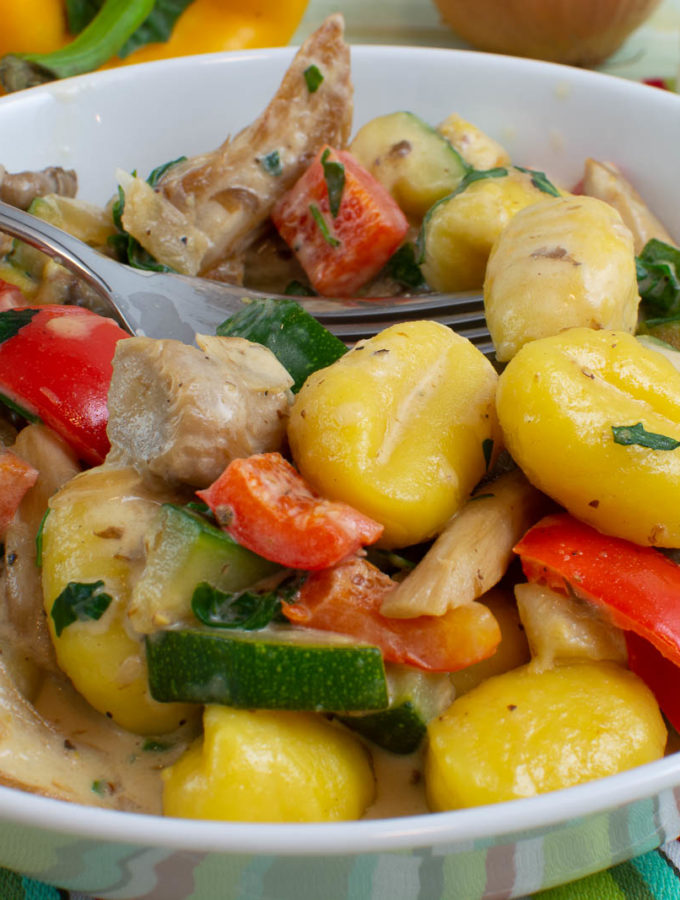 Gnocchi mit Austernpilzen und Gemüse in Sahnesauce