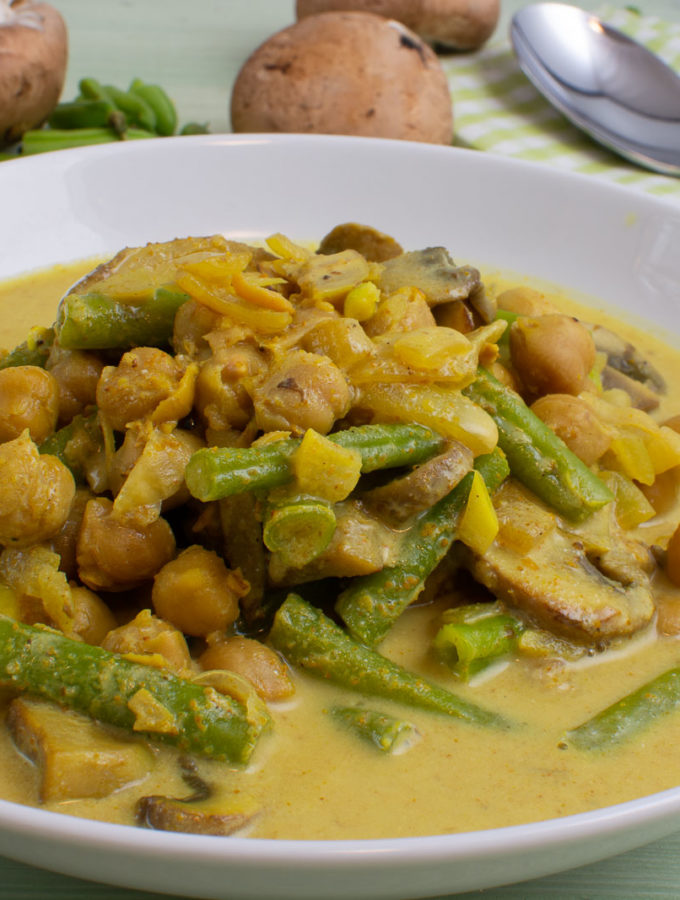 Schnelles Bohnen-Kichererbsencurry mit Joghurt (