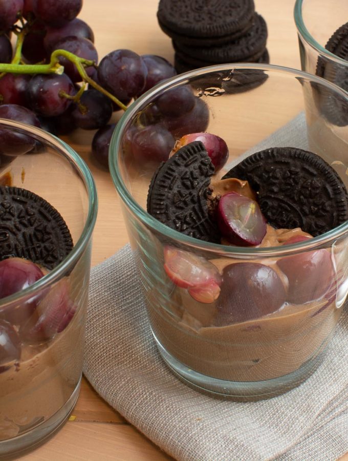 Schokoladen-Mascarponecreme mit Weintrauben und Oreo Keksen