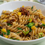 Pasta mit getrockneten Tomaten und Ziegenfrischkäse