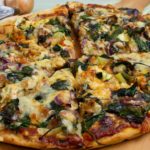 Pizza mit Makrele und Spinat