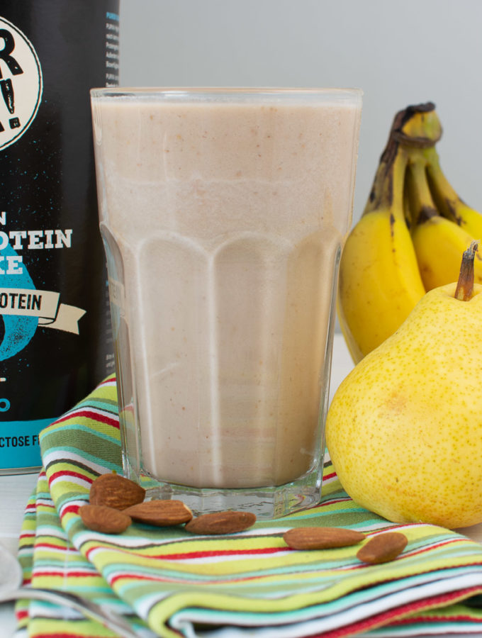 Veganer Choco-Protein-Smoothie mit Birne und Banane
