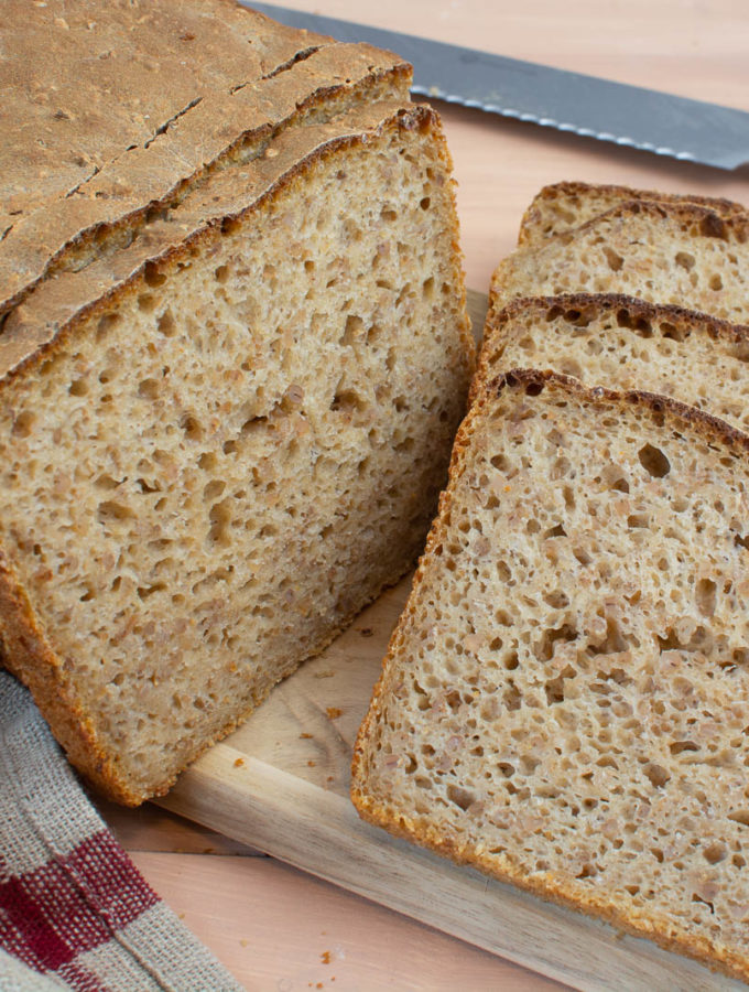 Großes Roggenschrotbrot aus der Kastenform